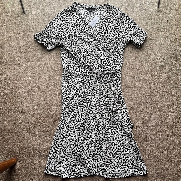 Banana Republic Dresses & Skirts - NWT Banana Republic Black and White Patterned Wrap Dress